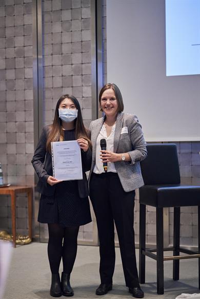 Elisabeth Rüb vom International Office der HSD (re.) überreichte Yin Lam Ho am 16. November den DAAD-Preis 2021 in feierlicher Atmosphäre im Düsseldorfer Industrie-Club. Foto: Constantin Ranke
